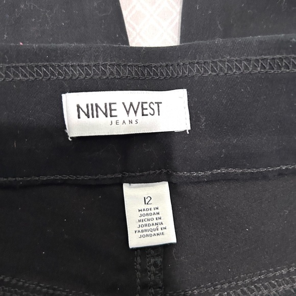 Nine West Black Pull-In Crop Jeans - Picture 4 of 8